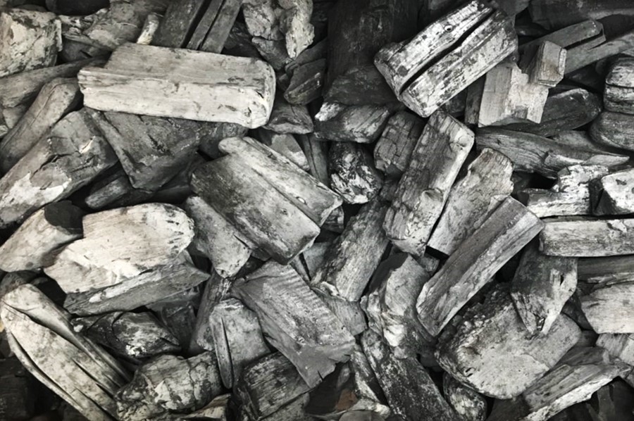 ラオス産備長炭（荒上割） | 大黒新備長炭・オガ炭通販